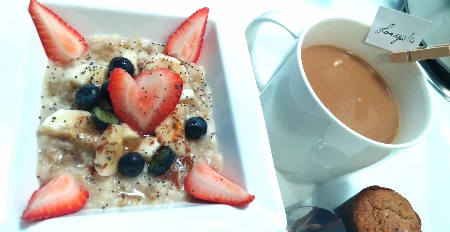 We were in a hurry so we used this clothes pin to hold little messages everywhere on the tray! For this oatmeal, we added raw honey, poppy seeds, cinnamon, 1/4 banana, strawberries and a pinch of blueberries