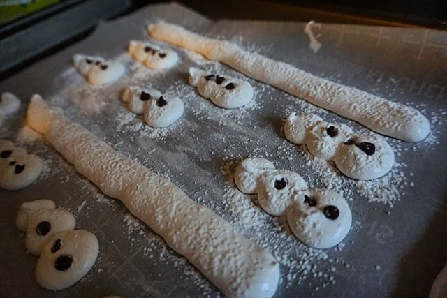 Oookay...I am super happy how these little guys turned out. After the hot chocolate adventures and the wonders of melting marshmallows, I thought (inspired by the kiddos and the kiddo myself) wouldn't it be cool to.have a melting snowman ⛄ in the hot