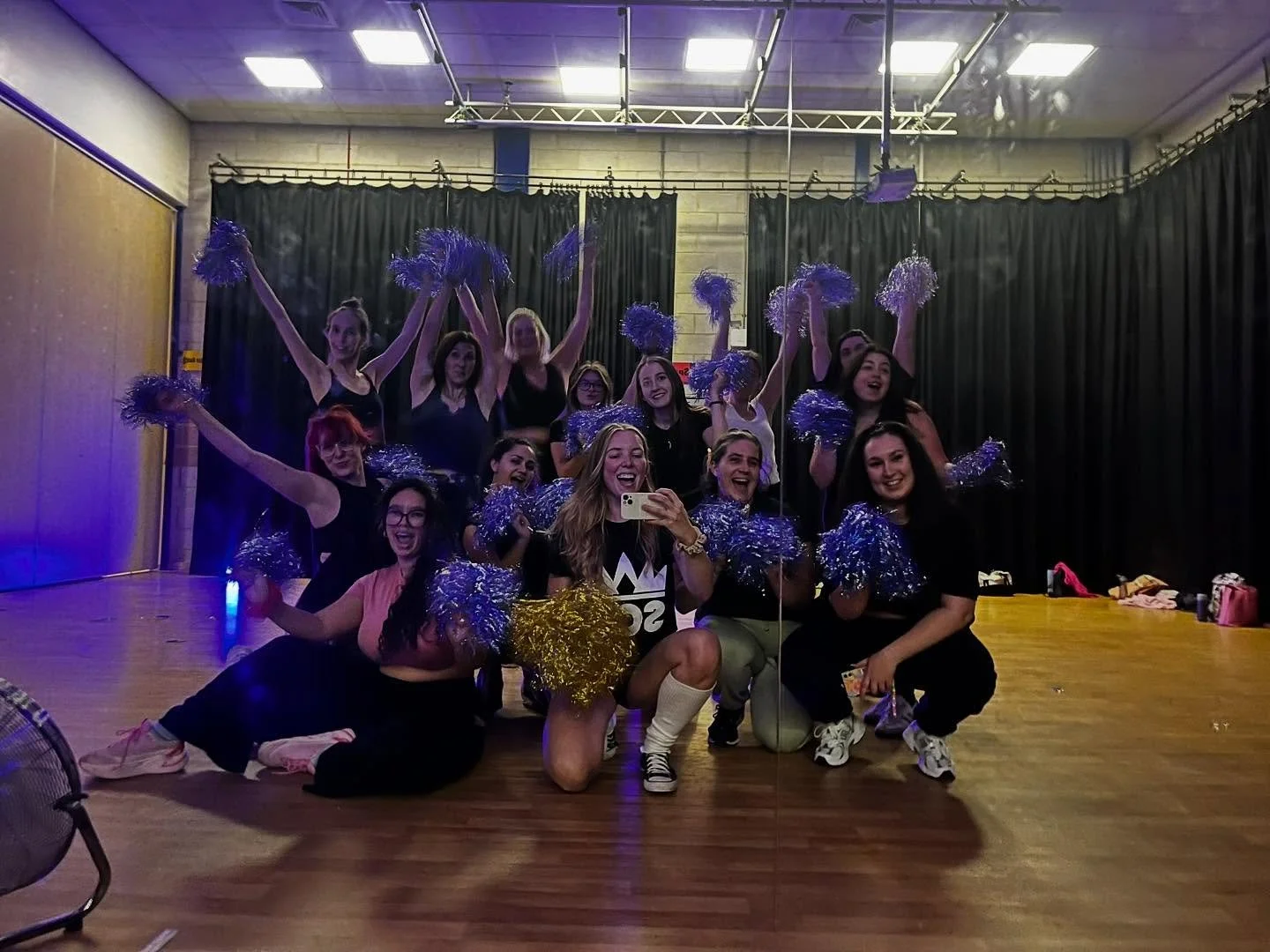 ⚡️🤠🏈 YOU’VE BEEN THUNDERSTRUCK! 🏈🤠⚡️
It’s safe to say that I LIVED for this last routine 💙👯‍♀️🌟👢
That fulfilled all my cheerleading DCC fantasies! Thank you to @bonnieparsons and @sophie_ferrero22 for this incredible routine