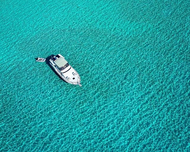 You can't make this ship up. .
.
.
.
#bahamas #itsbetterinthebahamas #explorethebahamas #cantmakethisshipup #cantmakethisshitup #visitthebahamas #bahamaslove #dronephotography #droneoftheday #droneshot #Tollycraft #aerialshot #aerialphotogrqphy #ocea
