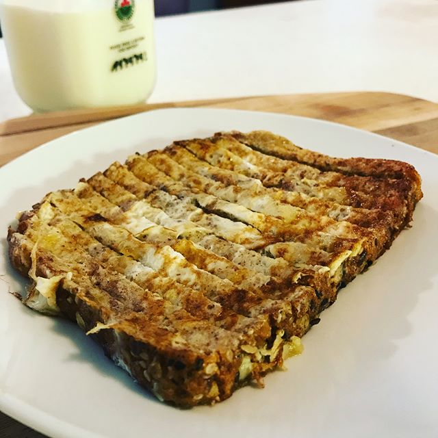 I don&rsquo;t always pre-cut French toast in this kitchen, but when I do it&rsquo;s in perfectly symmetrical slices. 
#sundaybrunch #brunch #breakfast #frenchtoast #bananafrenchtoast #sliced #toast #egg #vanilla #cinnamon #banana #feedthisbaby #omnom