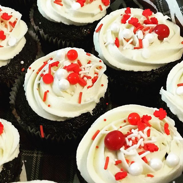 Happy 🇨🇦 Day!

Canada Day cupcakes to test the recipe for @teamdnabjj upcoming wedding delivered to the local fire station for all the visits 👶 just NEEDS to have over there. 
Sprinkles were a gift w purchase &ldquo;Sprinkle Purse&rdquo; from @swe