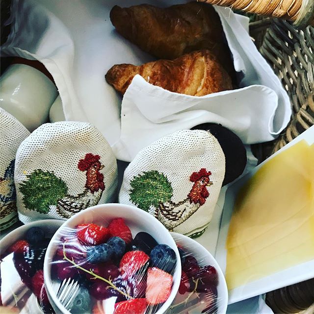 Breakfast picnic basket delivered to our front door! Mmmmm so spoiled! 
#theflyingpancake #picnic #breakfast #madetoorder #eggs #gouda #cheese #fruit #berries #croissants #hotbreakfast #justthethreeofus #goingdutch #amsterdam
