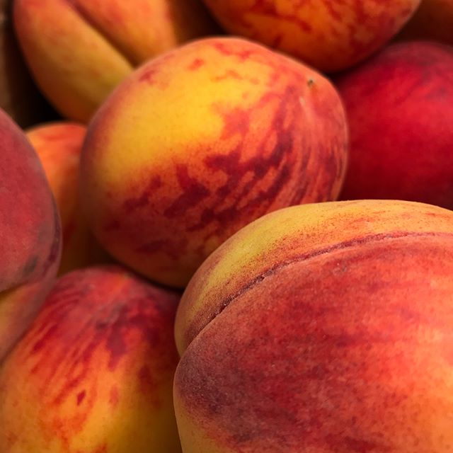 A morning at the market means some time in the kitchen in the afternoon for me! I love when my fridge is filled with the colours of the rainbow 😍

#market #stlawrencemarket #toronto #ontario #goodthingsgrowinontario #peaches #corn #redonion #onion #