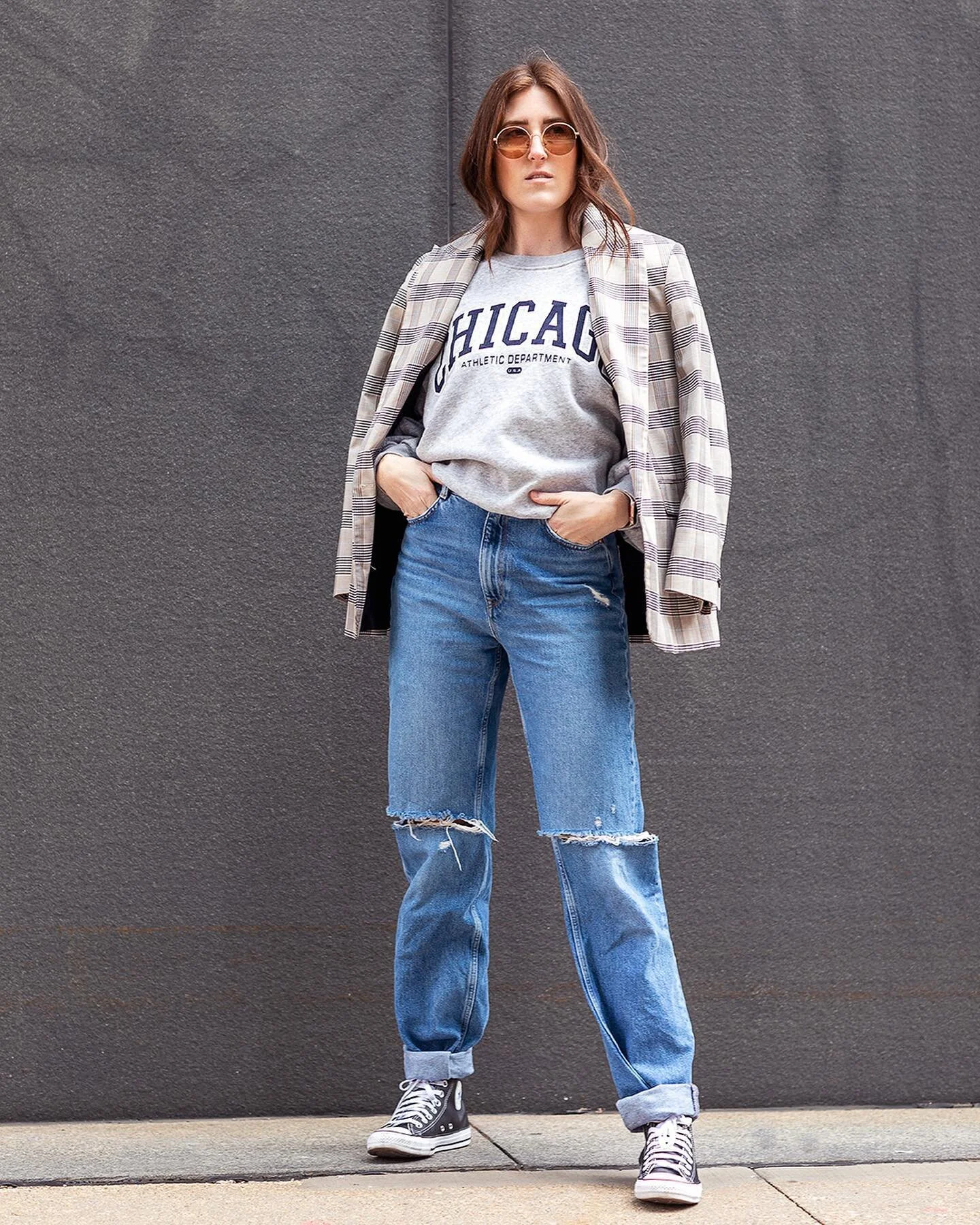 A blazer goes with everything. 
&bull;
My fav jeans have been worn over and over and are really versatile- here with my comfy hoodie + converses. Can&rsquo;t go wrong. Jazz it up with the blazer!
&bull;
Blazer: @hm 
Sweatshirt: @hm 
Jeans: @zara 
Sne