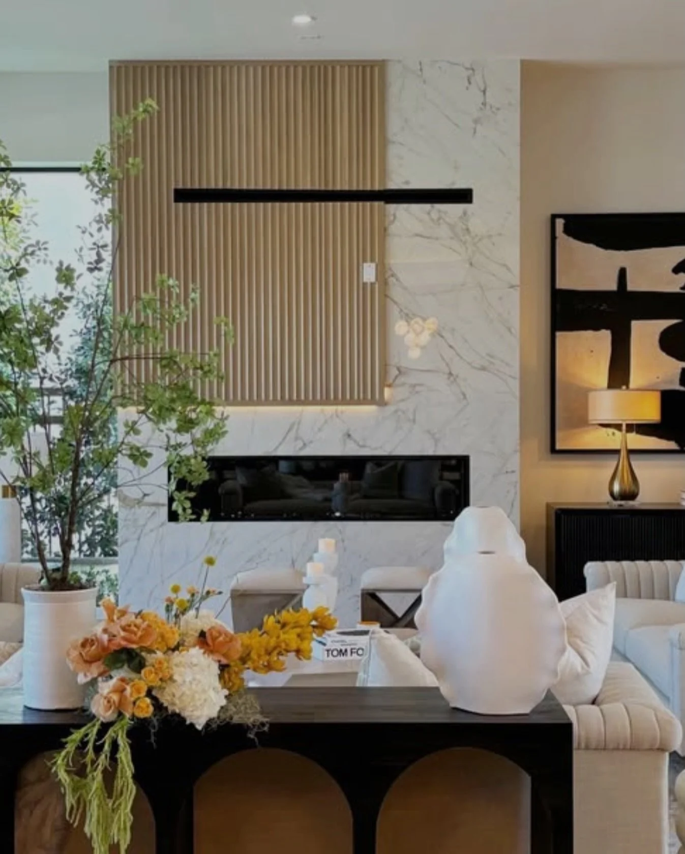 A stunning fireplace doesn&rsquo;t just warm the room&mdash;it elevates the entire home. A true statement where design meets comfort.

#stonemode #luxury #stone #dallasinteriordesign #stonedesign