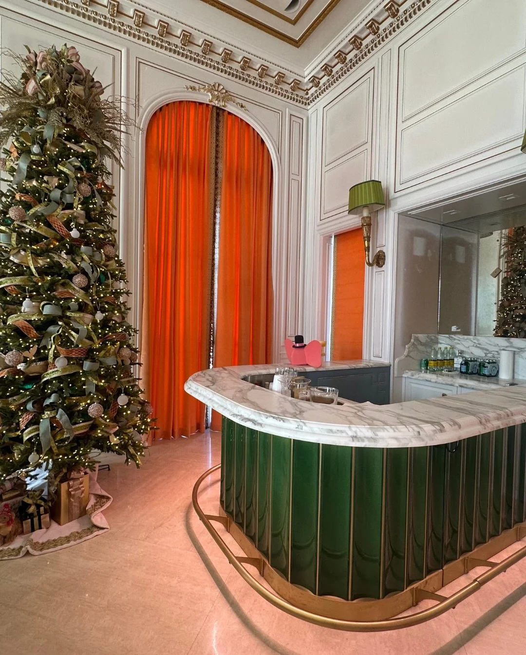 Serving up Christmas cheer&mdash;one treat, one cocktail, and one stunning Calacatta Borghini bar at a time. 

#stonemode #luxury #stone #dallasinteriordesign #stonedesign