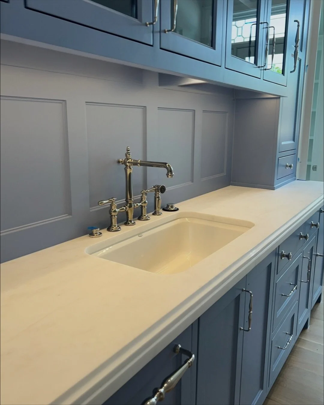 Elevating the bar with Bianco Rhino marble &mdash; cove detailing and a clean straight step-out edge for that soft-sculpted luxury.

#stonemode #luxury #stone #dallasinteriordesign #stonedesign #design #custom #countertops #marble #biancorhinomarble