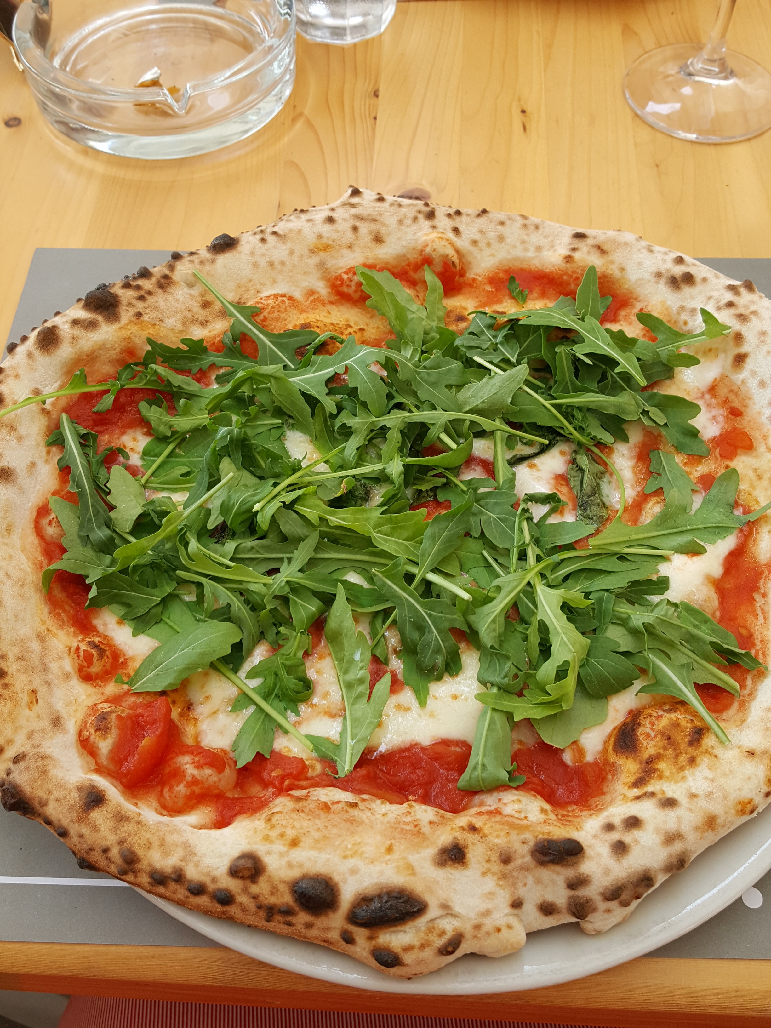 Pizza Margherita DOP con rucola.