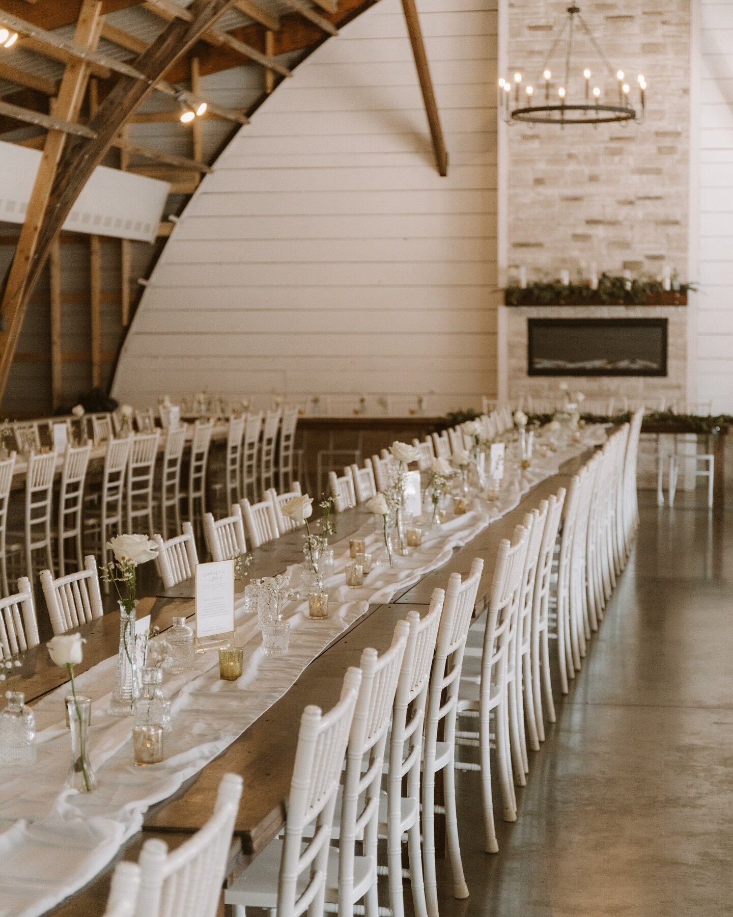 Simple and timeless white decor is always a great choice 🤍 

Photo: @_caitmathis_ #thecottagefarmhouse #simpleweddingdecor #simplewhitedecor #barnwedding #outdoorwedding #mnvenue #mnbride