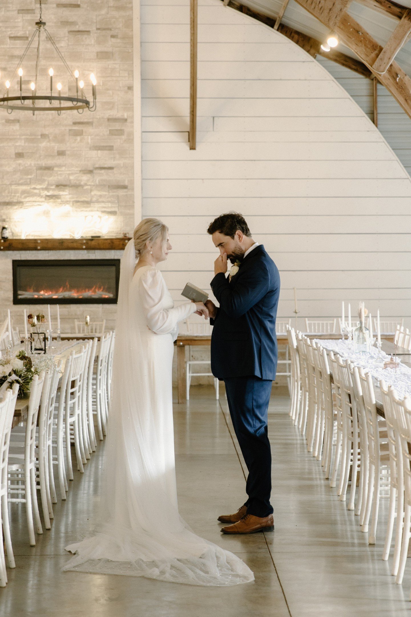 A moment of serenity before the grand entrance! ✨💍 Taking time for a private moment with your person before you walk down the aisle is a precious ritual. It's a chance to share a quiet breath, calm nerves, and reaffirm the bond that's about to be ce