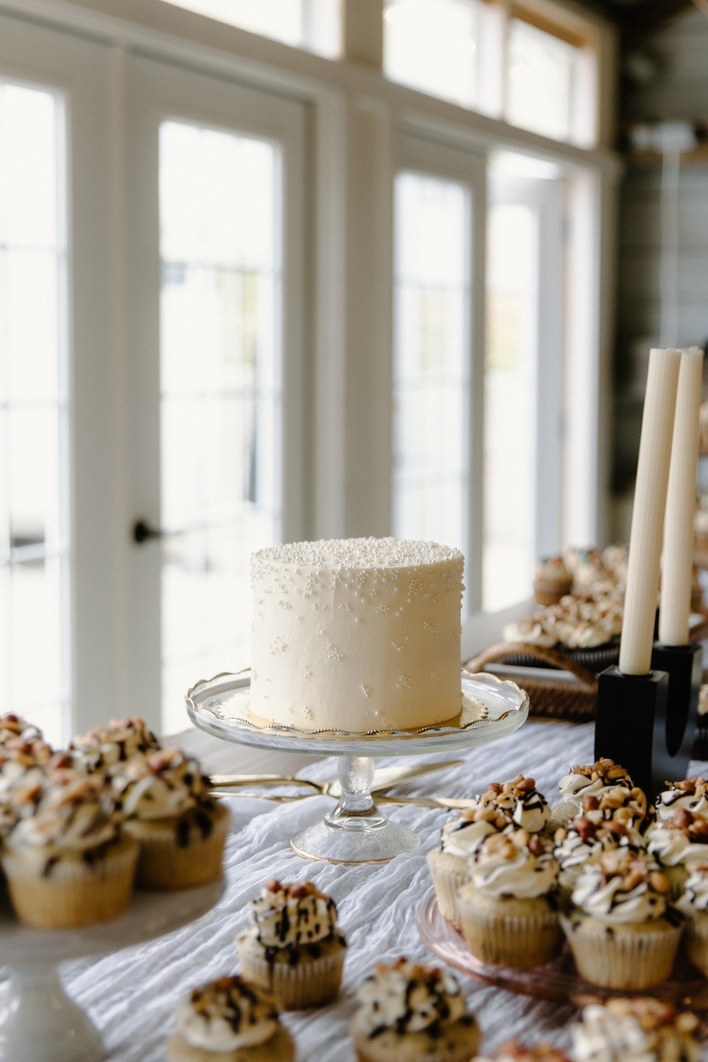 How cute is this? Swipe to see the polaroid cake toppers! They are stealing the spotlight as the latest fun wedding cake trend. 🤍

Need more inspiration? Make sure to check out our blog (click on the link in our bio). 🤩

Photo: @revelwoodsphoto Cak