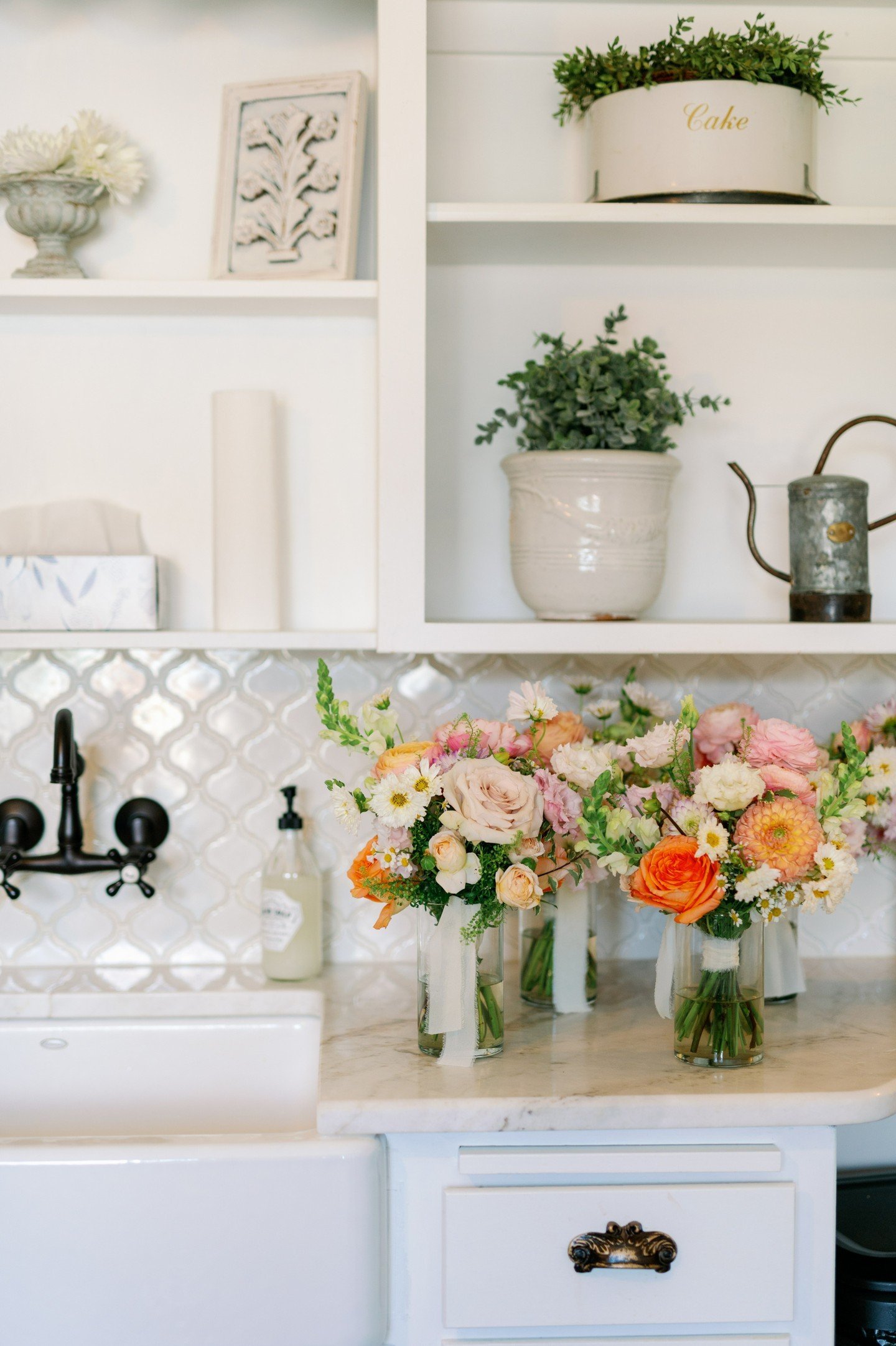 Welcome to your home away from home on your wedding day! Our cozy bridal cottage is the perfect retreat where you and your bridesmaids can relax and prepare for the big moments of the day. ✨

We know it takes us ladies a little while to get ready, an