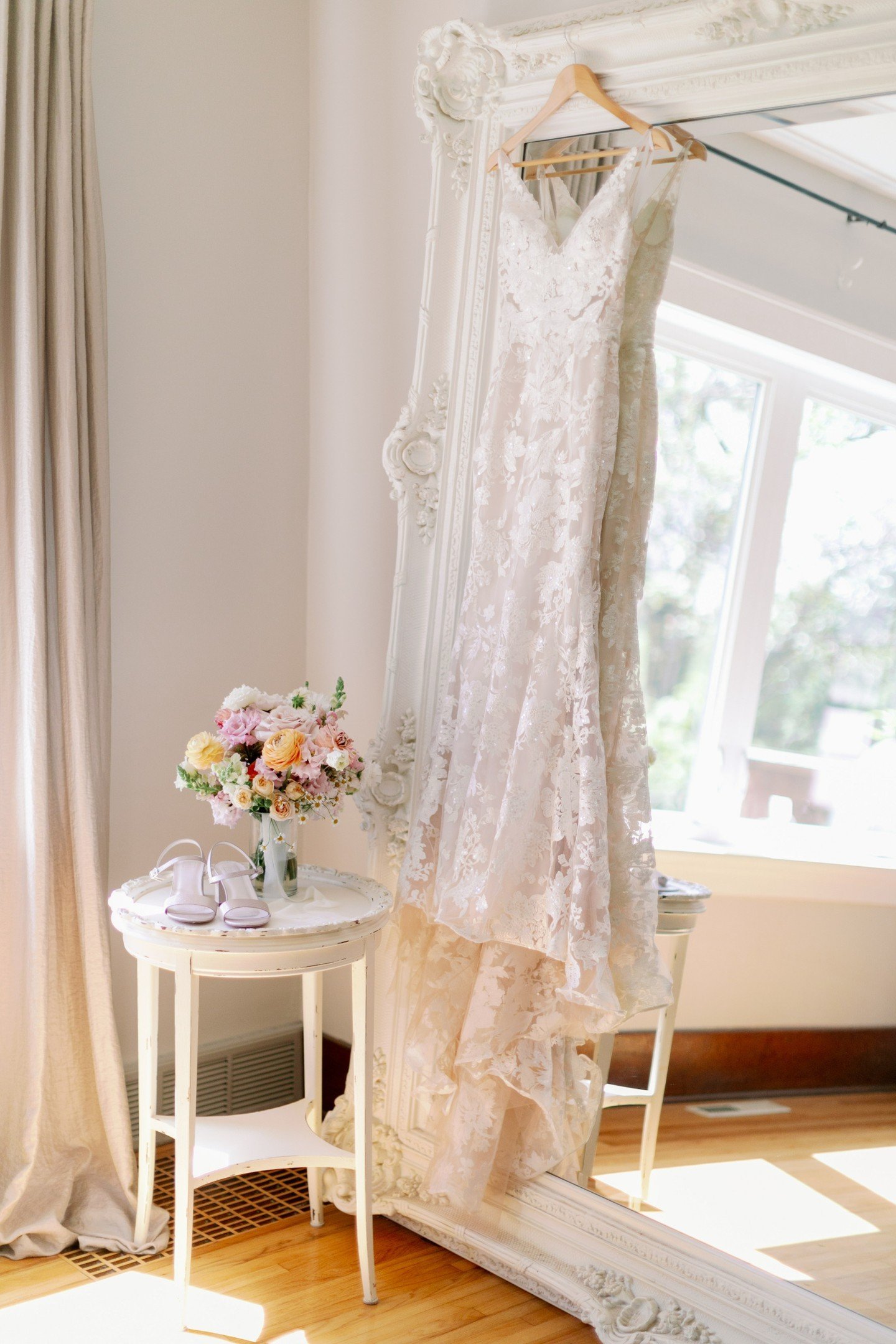 With natural light pouring in, a stunning mirror, and plenty of room for your bridal party, you'll feel right at home. Every detail was thoughtfully curated just for YOU!

Photography: @bauercreativephoto
Floral: @ferskfloralartistry
MUA: @lhnbeauty
