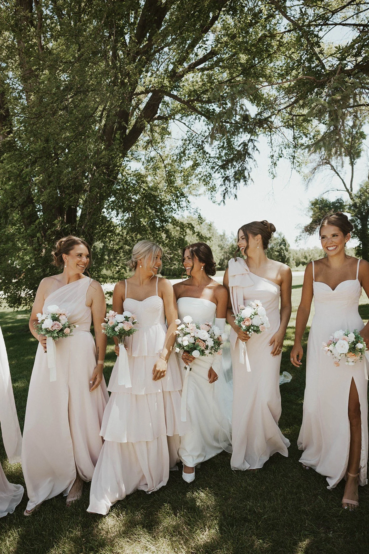 The best wedding d&eacute;cor? Nature. 

At The Cottage Farmhouse, your backdrop is already here.
✨ Peaceful outdoor ceremonies tucked among the trees.�
✨ Twinkle lights glowing through The Sylvan.�
✨ Towering maple trees that turn brilliant shades o
