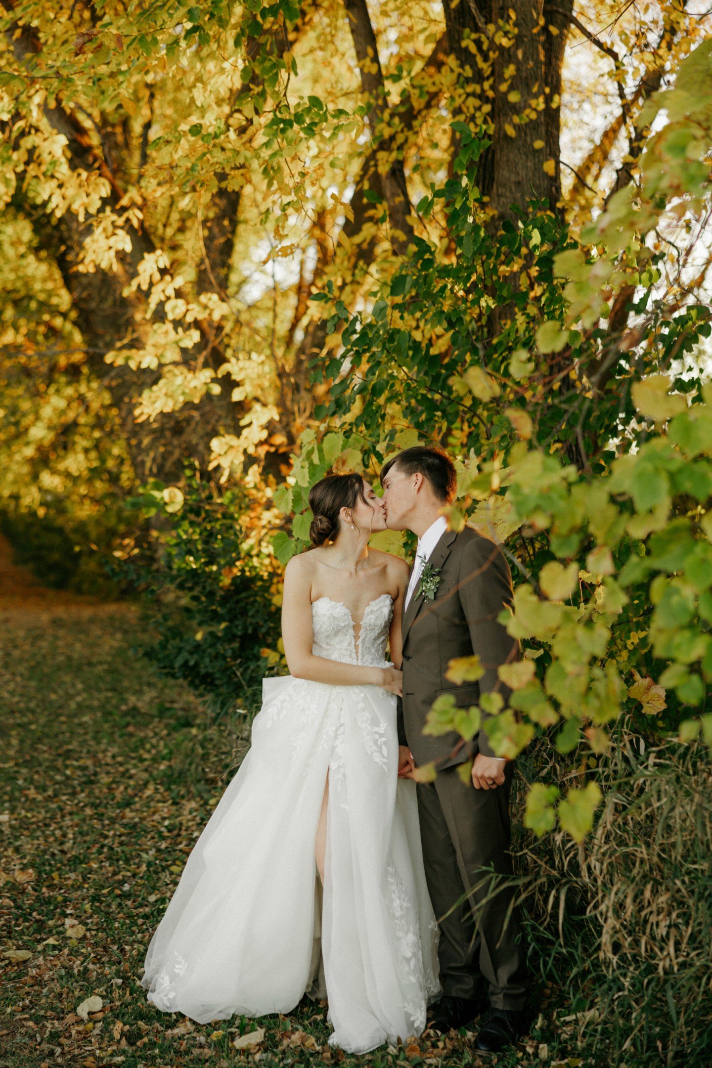 There&rsquo;s just something magical about fall at The Cottage Farmhouse. 🍂✨

Golden light, changing leaves, crisp evenings, and the prettiest backdrop for saying &ldquo;I do.&rdquo;

Fall wedding season, we love you. 🤍

Photo: @junebugphotography1