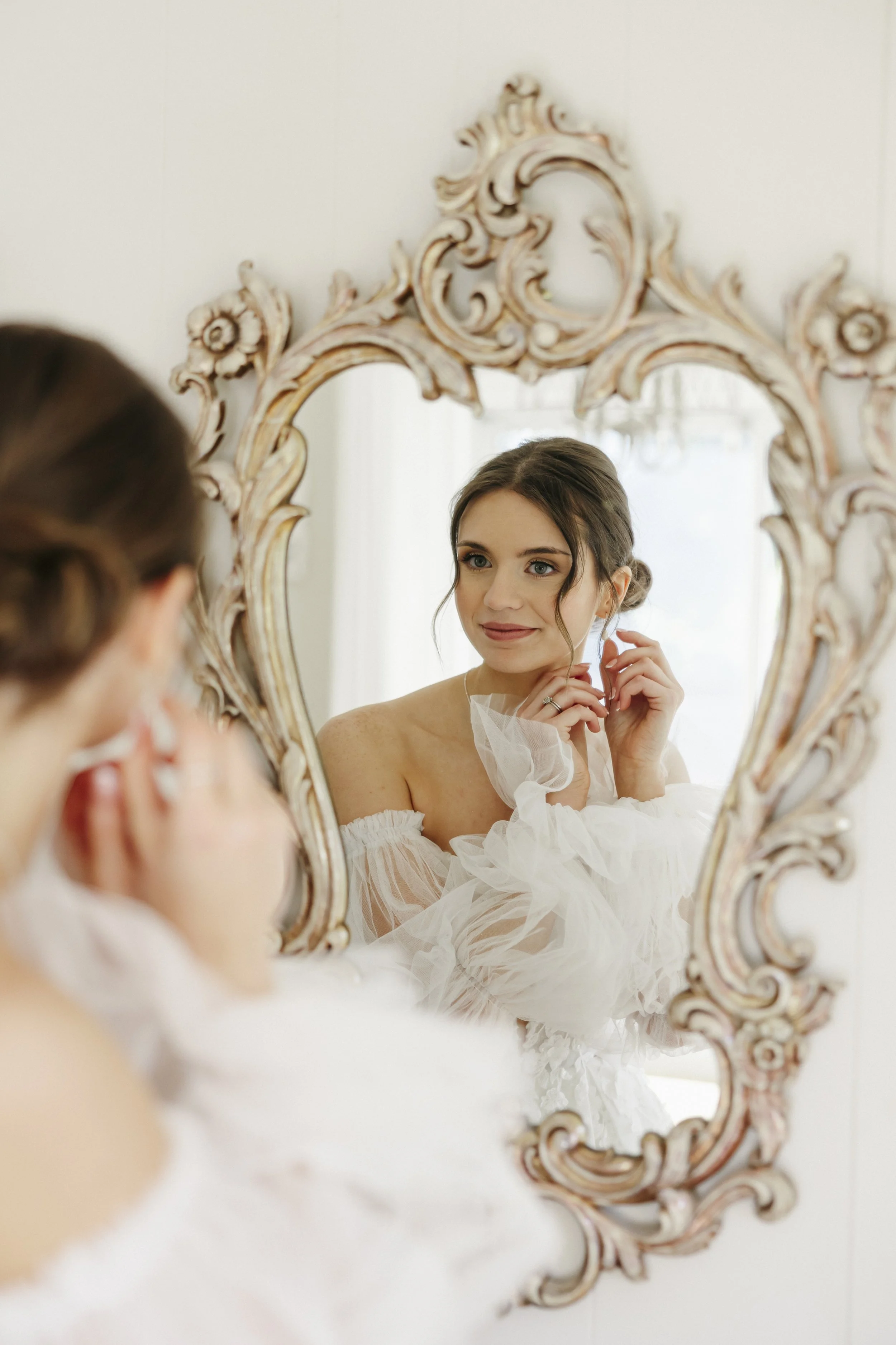 Luxury bridal suite near Minneapolis with natural light and vintage décor