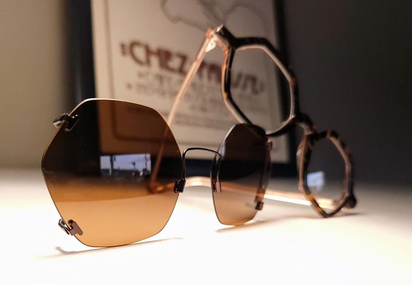Our clip of the week goes to this Polarized Brown Illusion Clip in Chocolate. It's perfectly matched with this Anne&amp;Valentin frame! 

#clipoftheweek #eclips #clipon #polarizedclipon #polarized #anneetvalentin #perfectmatch #smallbusiness #bayarea