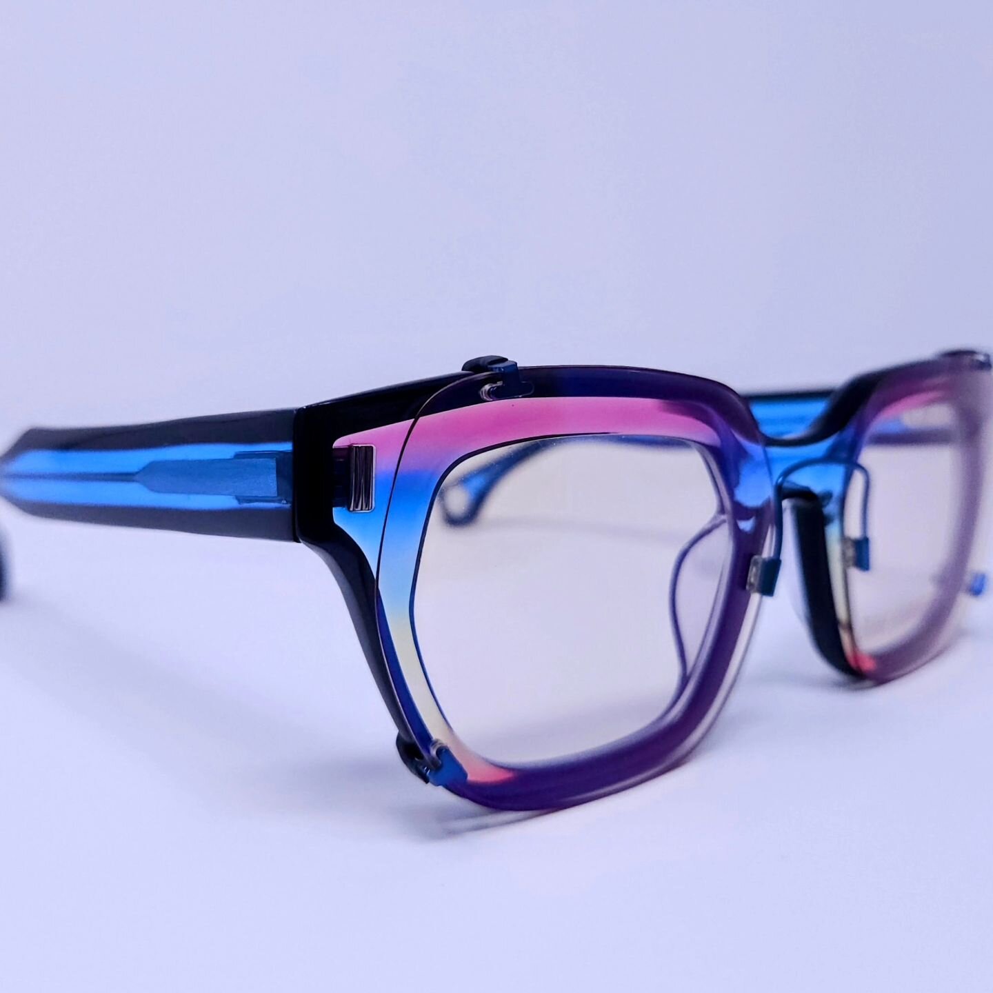 Ask us about our new BlueLogic 365 lenses that filter 70% of short blue wavelengths and 30% of the longer blue wavelengths. It looks gorgeous styled in the Illusion Clip with this Blake Kuwahara frame! 😍 

#bluelogic365 #clipon #bluelightprotection 