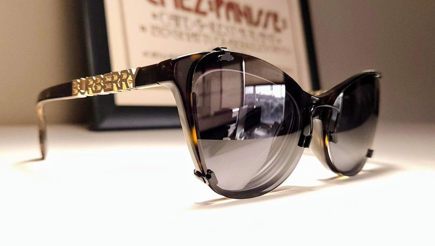 Our clip of the week goes to this gorgeous Polarized Grey Illusion Clip in Black. It's simply stunning matched with this Burberry frame 😍 

#clipoftheweek #eclips #clipon #gorgeous #burberry #polarizedclipon #polarized #polarizedclipons #bayarea #sh