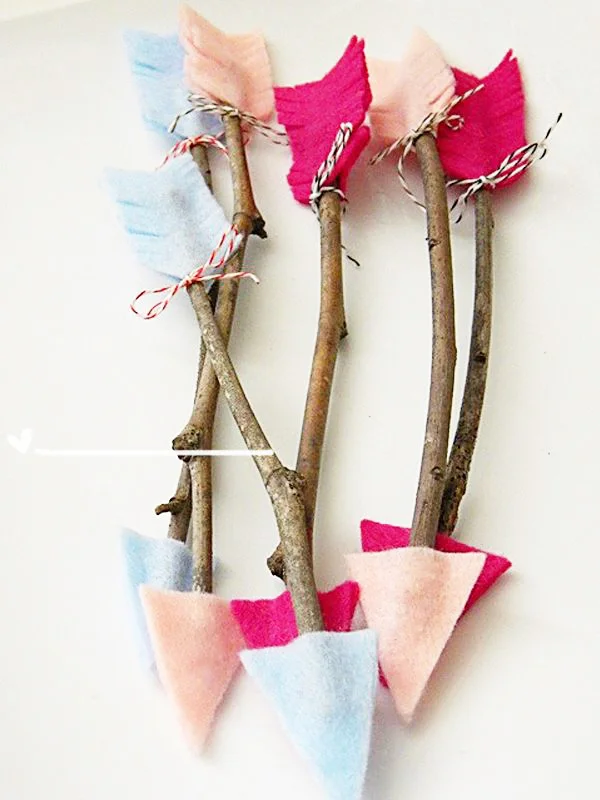 Cute arrows made from sticks and felt! Great for Valentine's Day