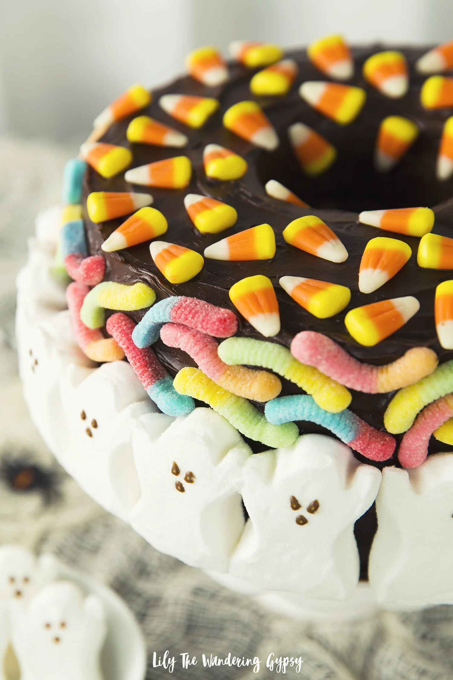 How To Make A Simple Yet Spooky No-Bake Halloween Ghost Cake — Lily The