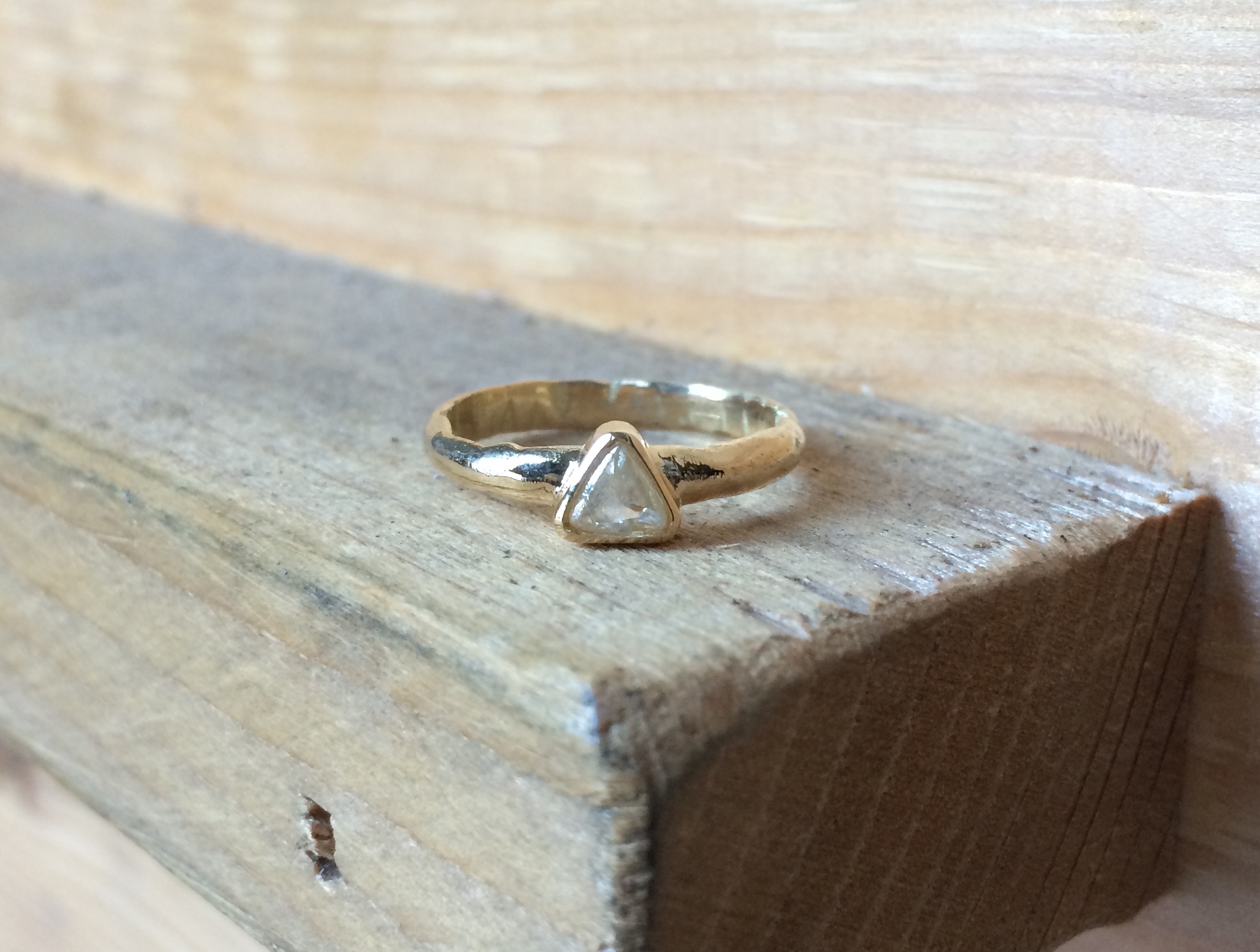 Raw diamond mackle in weathered 3D printed 18K gold band