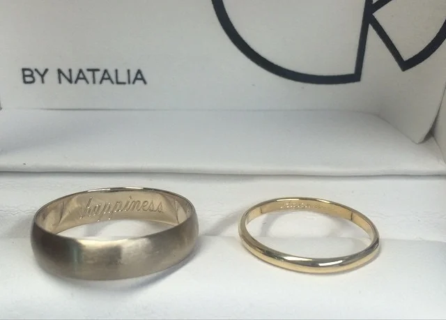 Delicate pair of 18K gold wedding bands