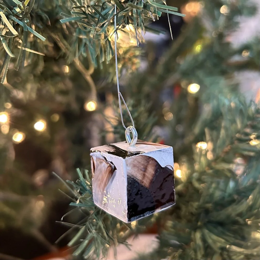 Ornament9_1x1_2023_2.jpg