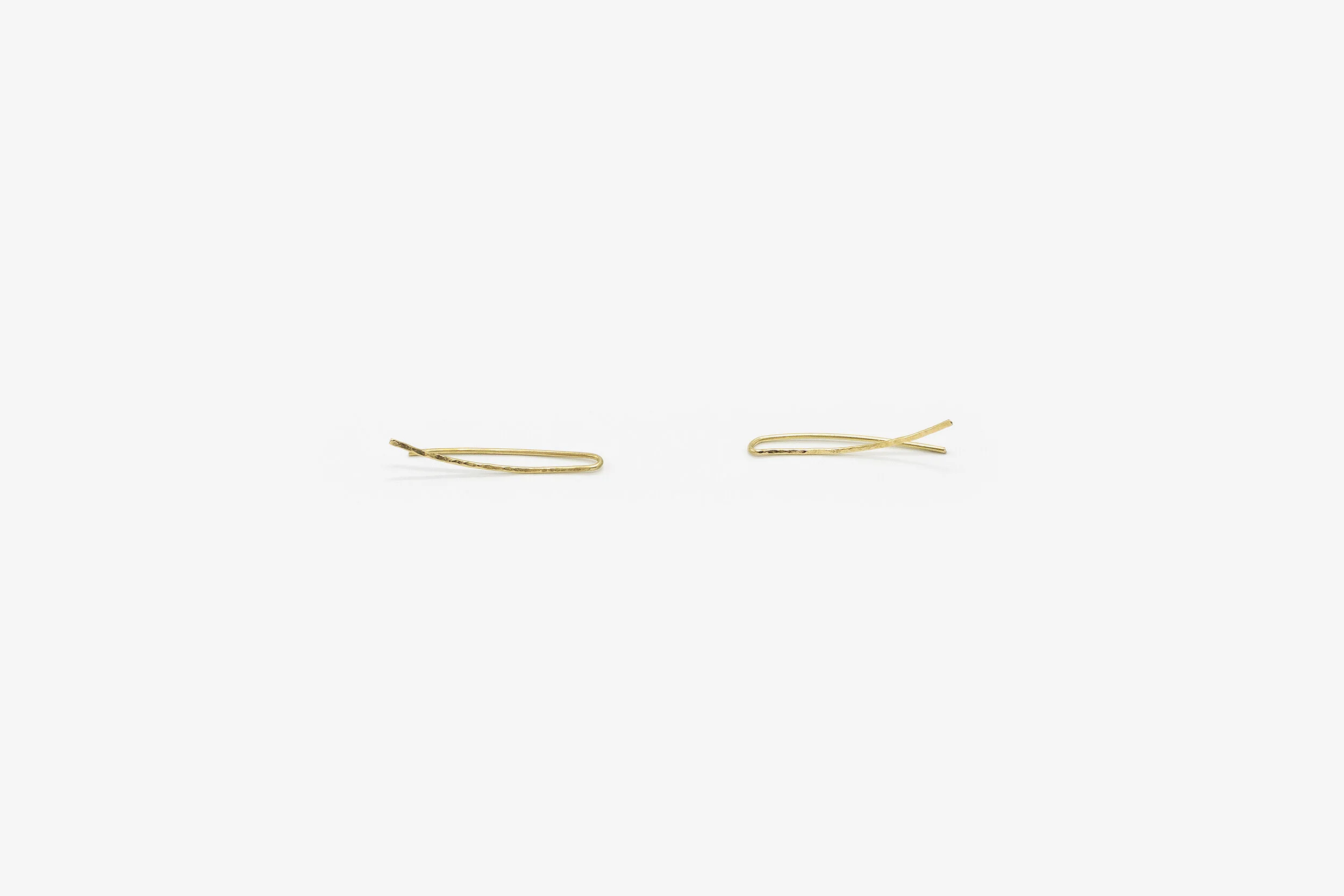 VA_JEWELLERY_COLLECTION_STUD_ARCH_18K_02_LR.jpg