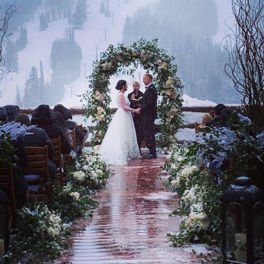 What a stunning winter wedding! (photo credit @melissa_fancy) It was our last wedding of the year.
🎶
Wedding line processional: Arioso by Bach
Bride processional: Air on the G String
Recessional: Canon in D by Pachelbel
🎶
Cocktail hour: a mix of cl