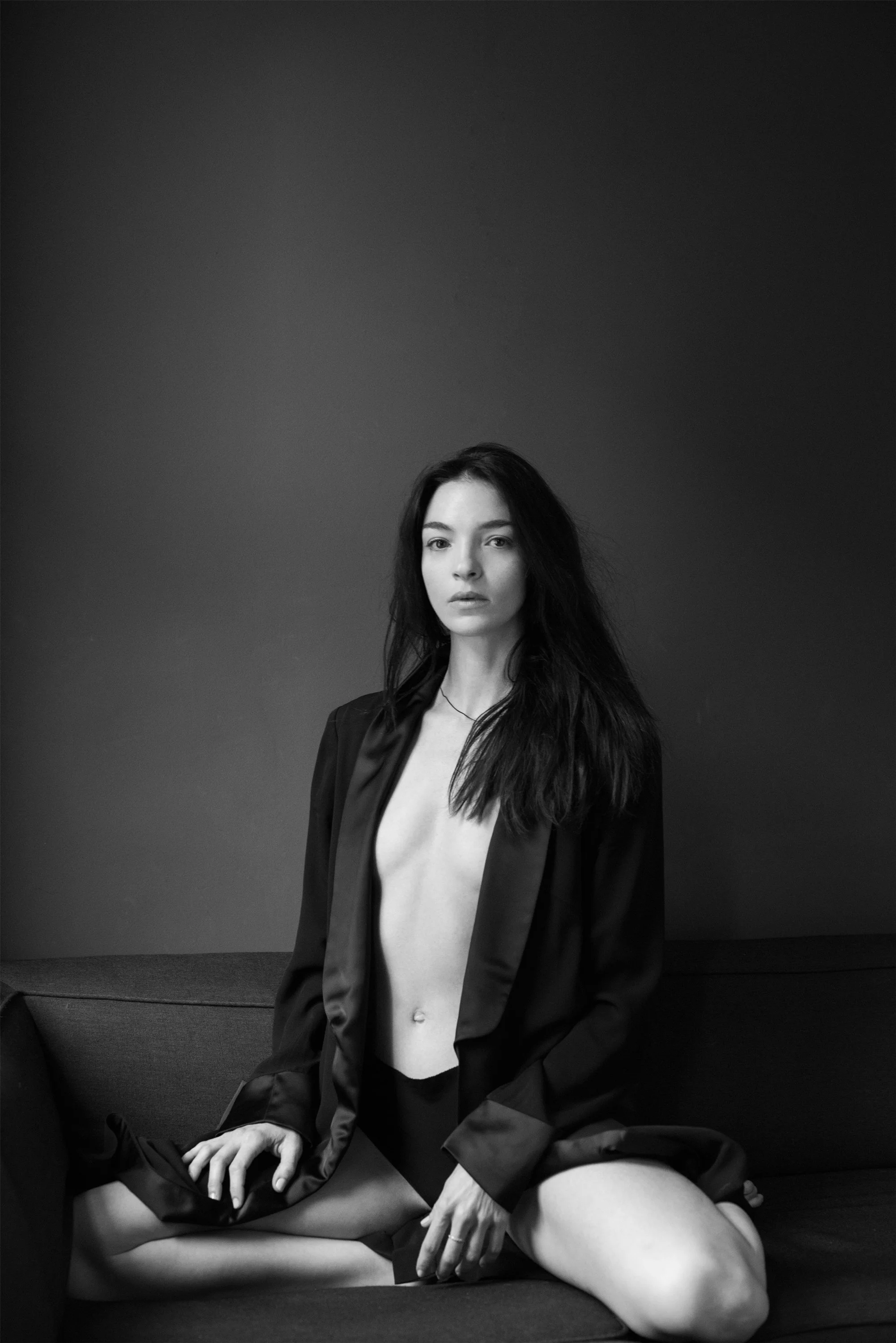 mariacarla-boscono-blk-dnm-00-holding.jpg