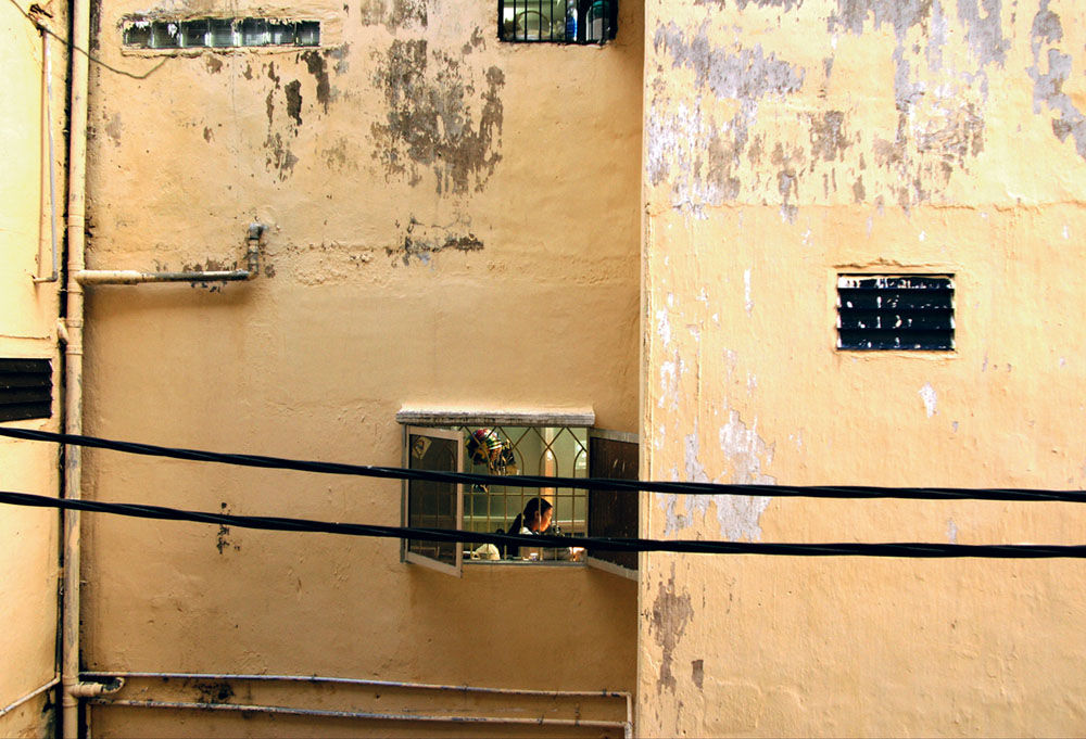 1. hẻm lý văn phức, cô gái trong cửa sổ (ly van phuc alley, girl in window)