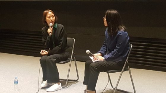김진아 감독(왼쪽)과 김은희 국립현대미술관 학예연구사가 13일 '관객과의 대화'를 진행하고 있다. /사진=구유나 기자