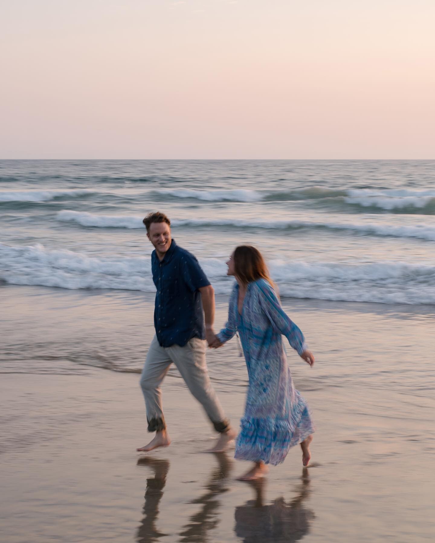 A little sneak peek of Erin and Sam&rsquo;s engagement session on the beach 🤍

📷 by Liz for Juliette Laura Photography&hellip; more on that later 💫😉