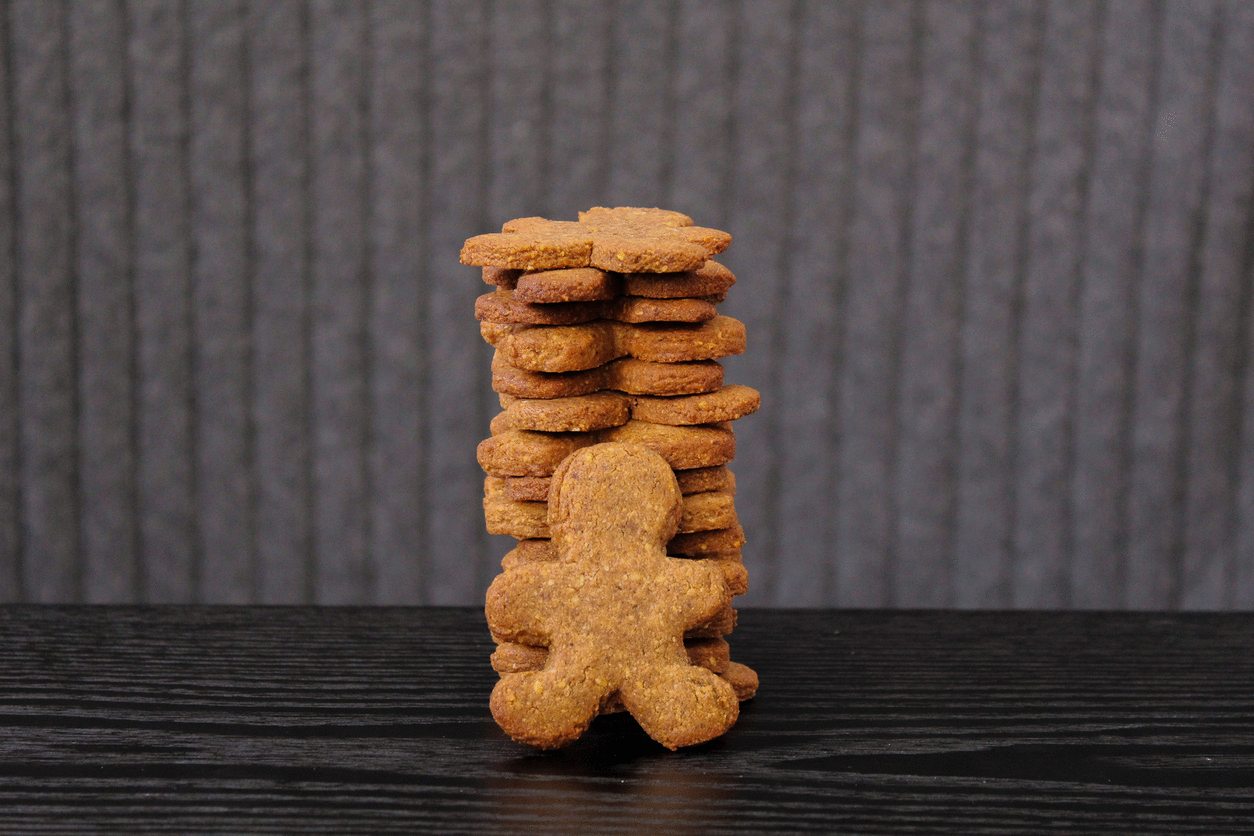 GINGERBREAD MEN | vegan, dairy free, gluten free, egg free, healthy, easy, plant based, refined sugar free, recoveringraw.com, recovering raw