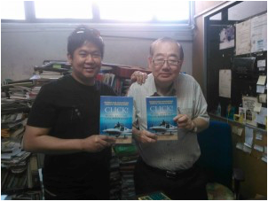 Internet marketing pioneer, Fabian Lim with book distributing extraordinaire, Johnson Lee.