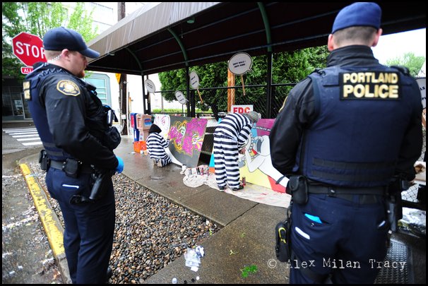 01_09_portland_police_arrive_at_scene_of_graffiti_abatement_summit_protest.jpg