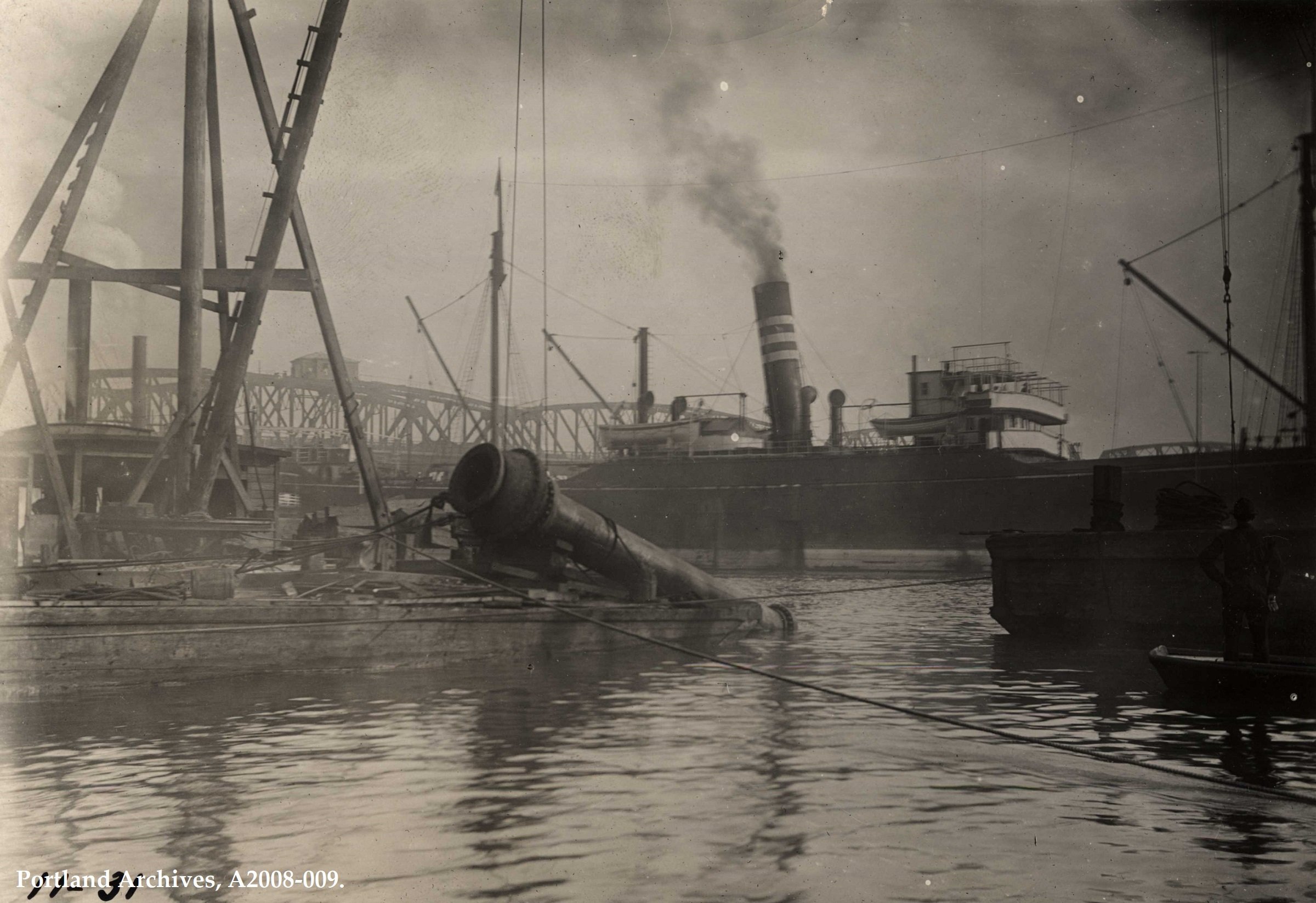 Water Bureau - Water Bureau (Archival) - Photographs - Willamette River conduit crossing laying thirty inch pipe 1911.JPG
