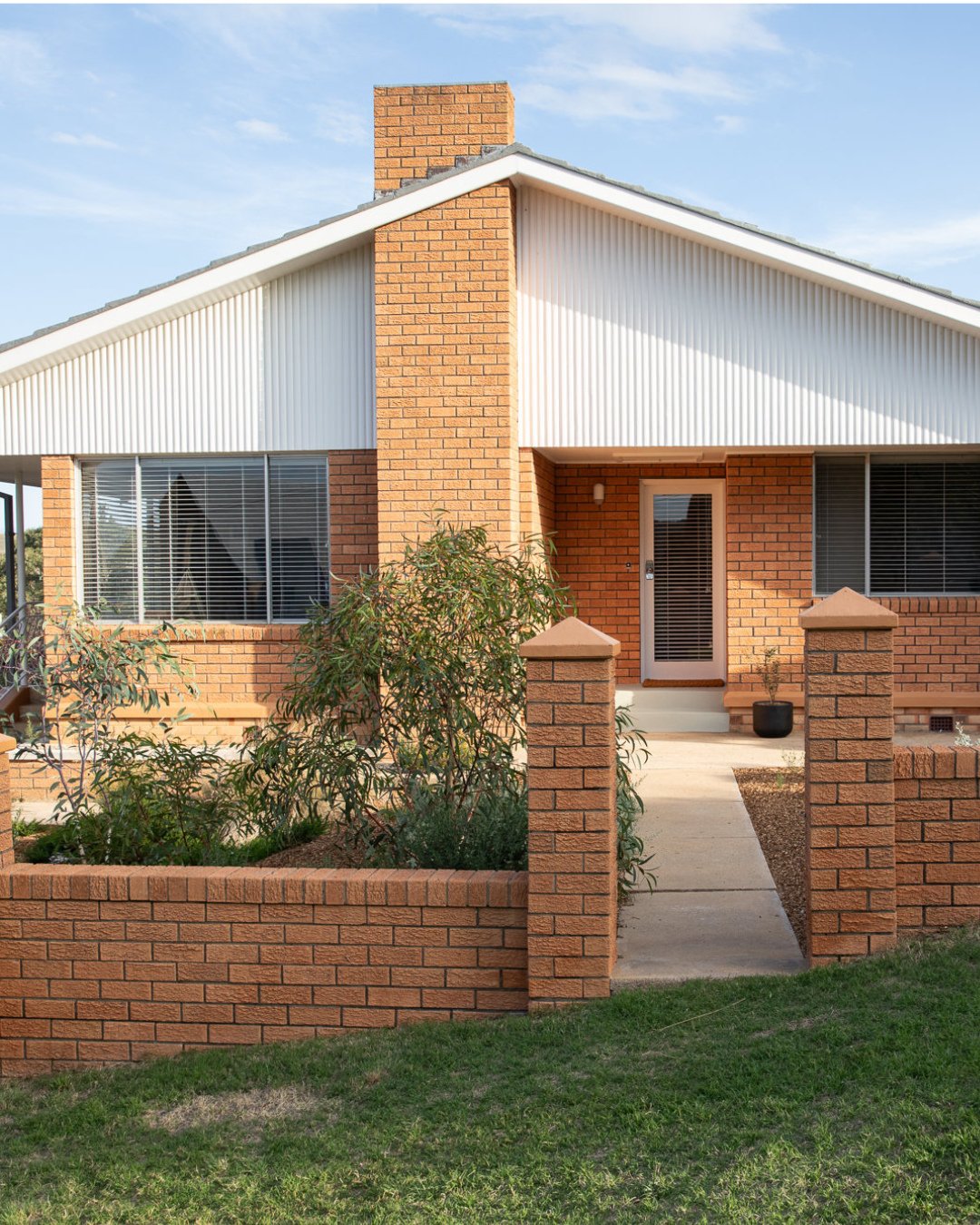 A bit of a pretty one here, stunning midcentury home meticulously restored in line with the era. By the time this posts it will probably be sold but at the time of writing it's up for sale in Cooma NSW. ⁠
⁠
Shot for some close family, was beautiful t