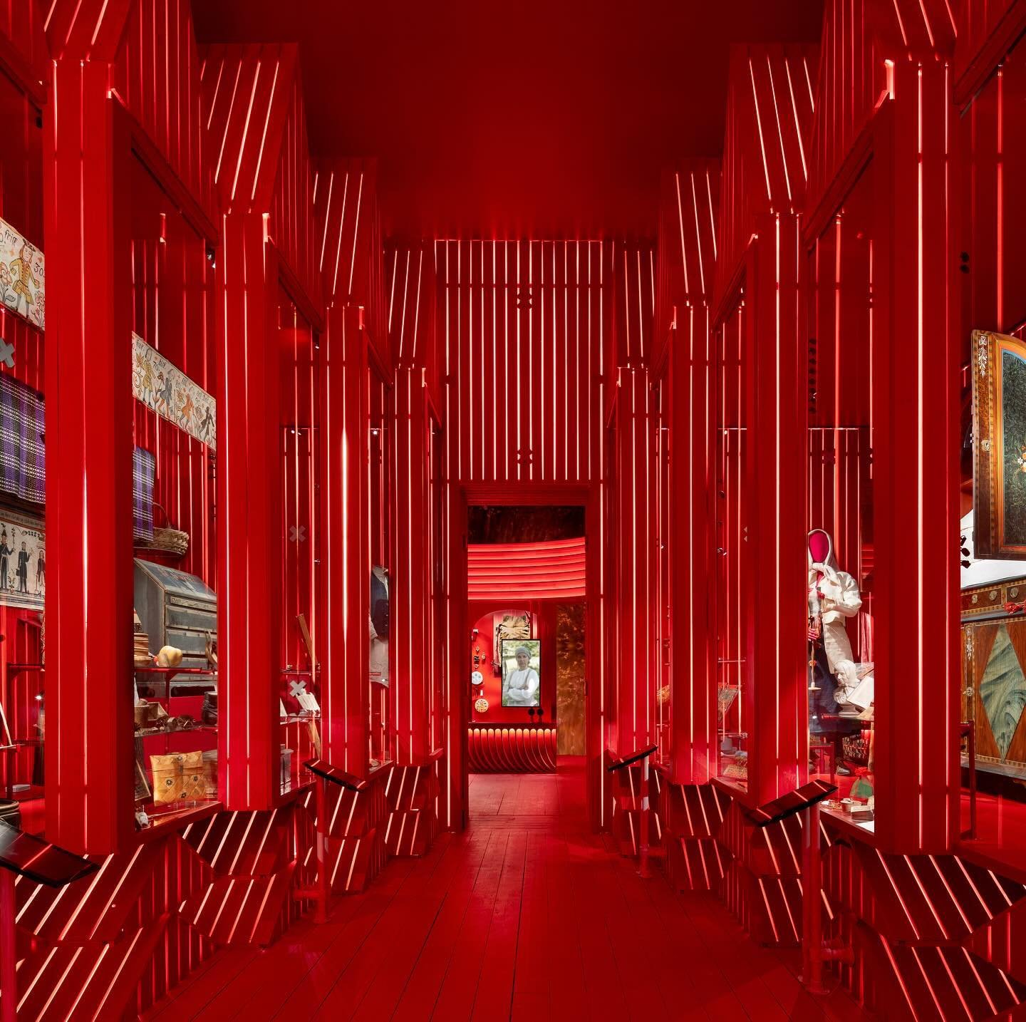 Travel through time at Nordiska Museet🏃&zwj;♀️&zwj;➡️⏳🎊
Last year Nordiska Museet turned 150 years old, to celebrate this jubilee a new base exhibition was created 🎁. The exhibition opened in February of this year to glowing reviews and adoration.