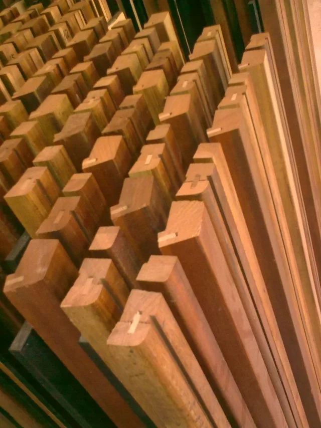  verzaagde kerkbanken 