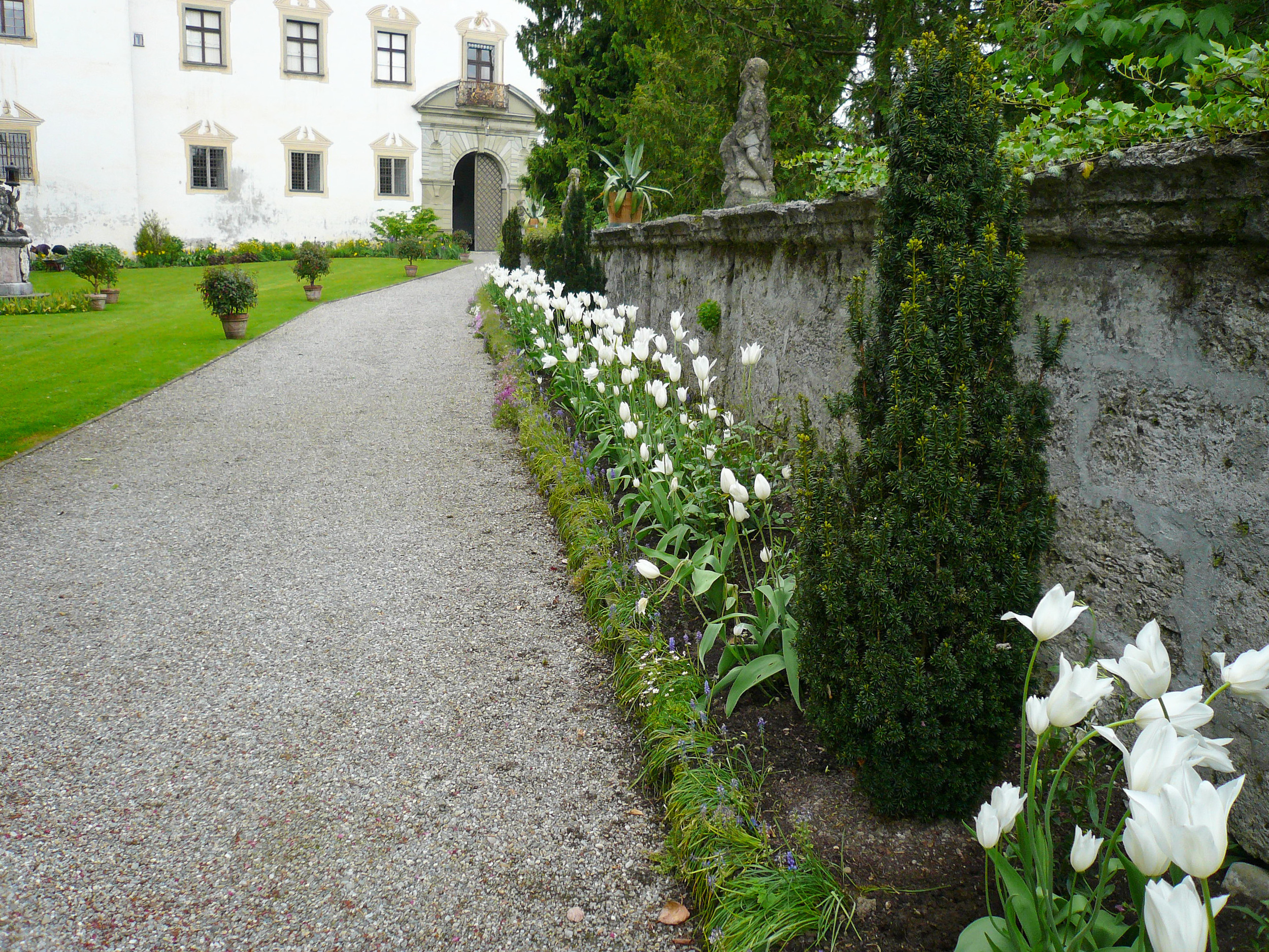 Auffahrt in Grün und Weiß