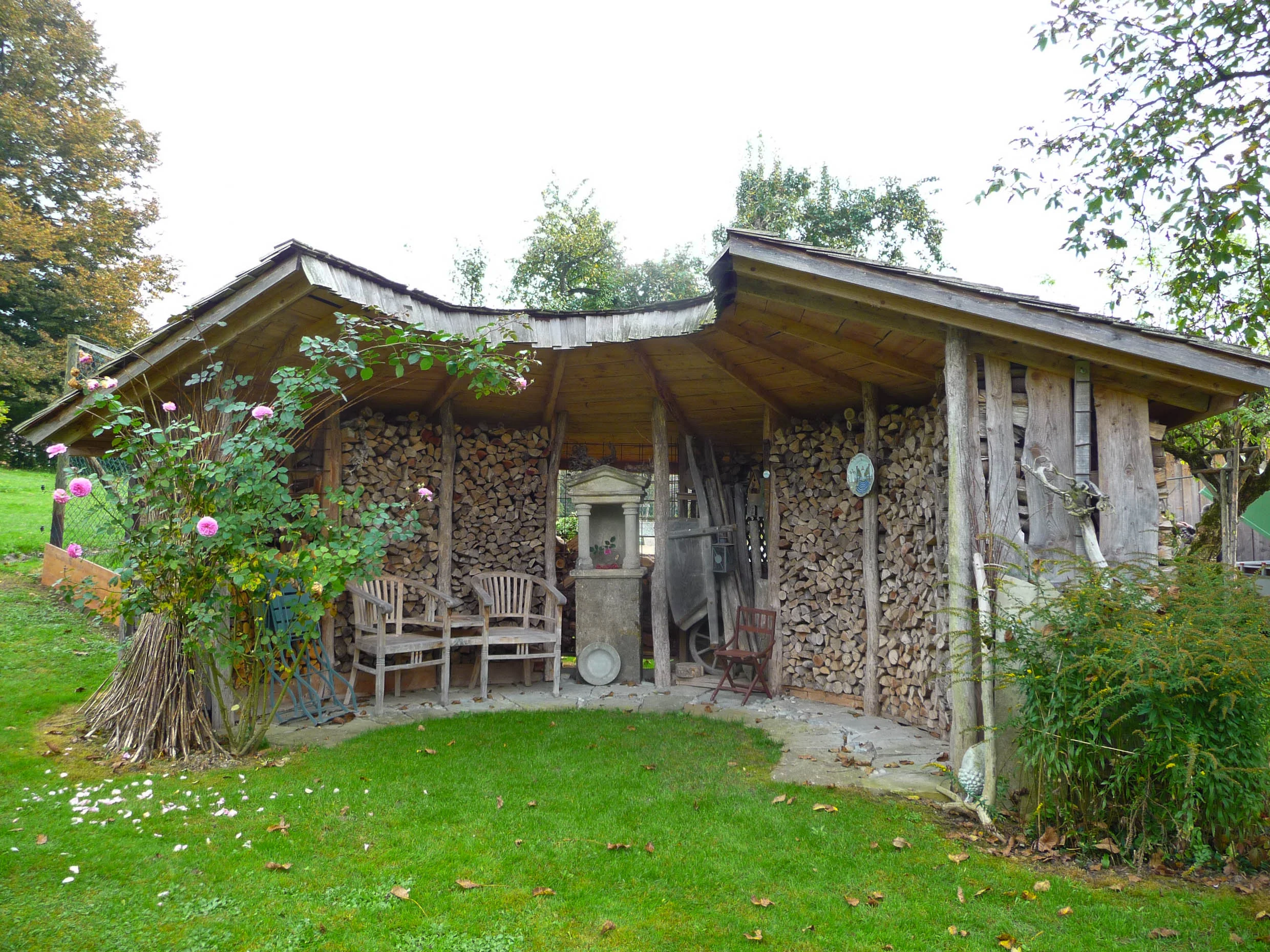 Holzpavillon als Sitzplatz