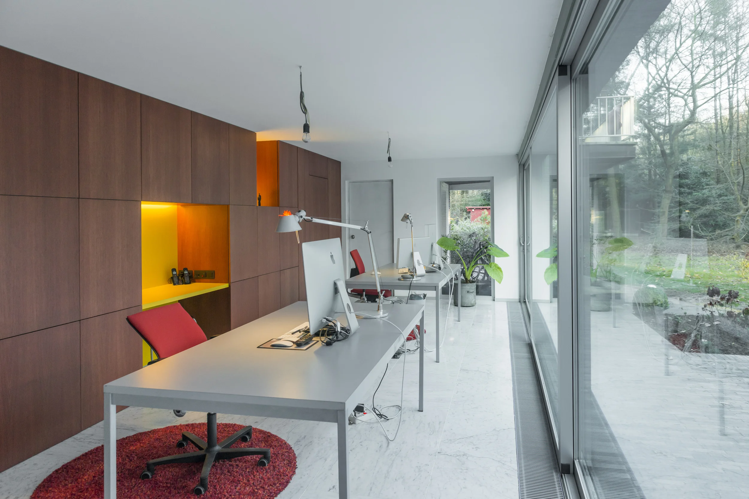 Woning - Grobbendonk - Bureel Benedenverdieping in witte Carara marmer Architect: Kathy Van de casteele - Merchtem