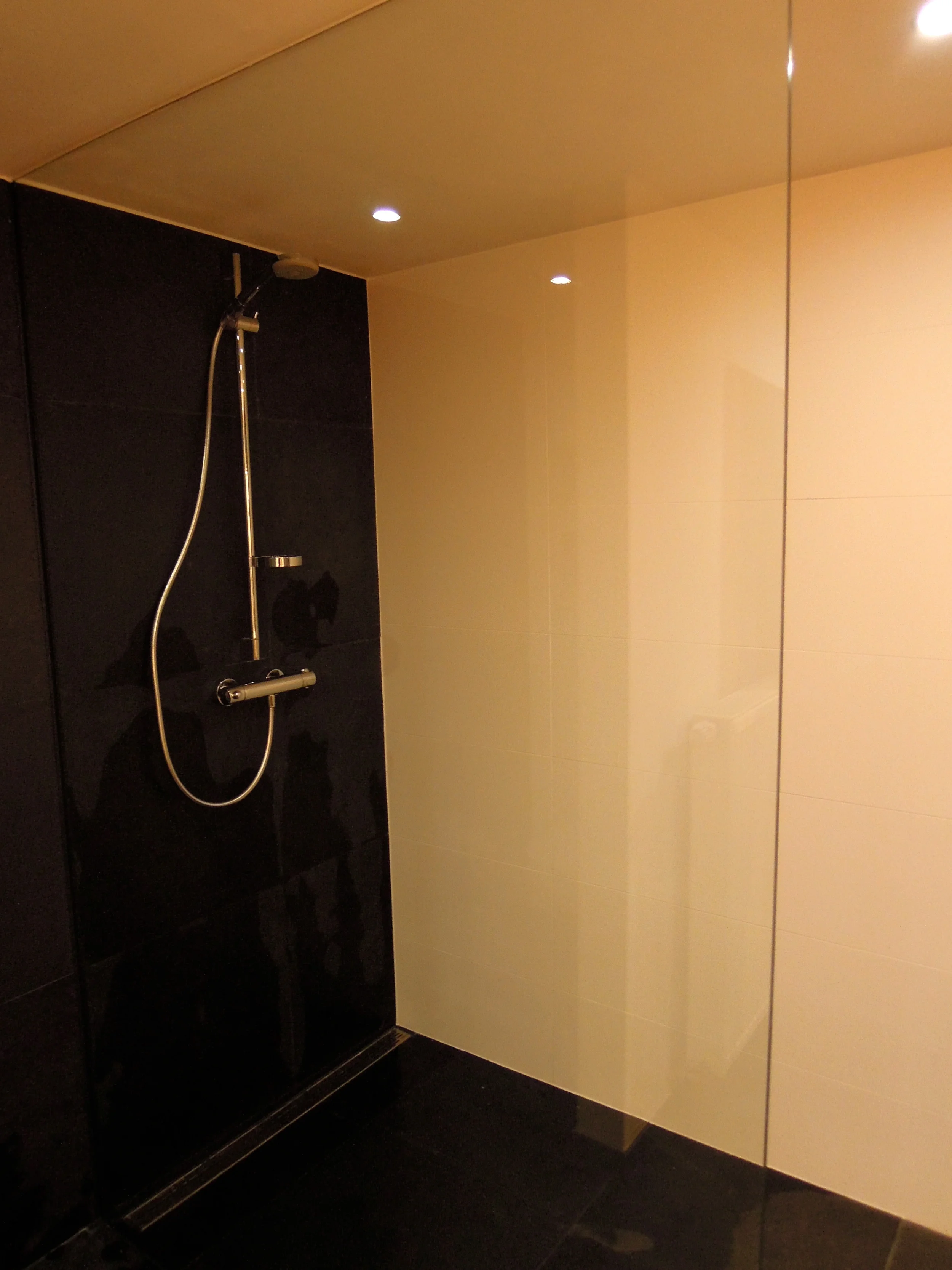  Woning - Chardeneux, Bonsin Badkamer in zwarte leisteen, gedeeltelijk witte keramische steen Eigen ontwerp 