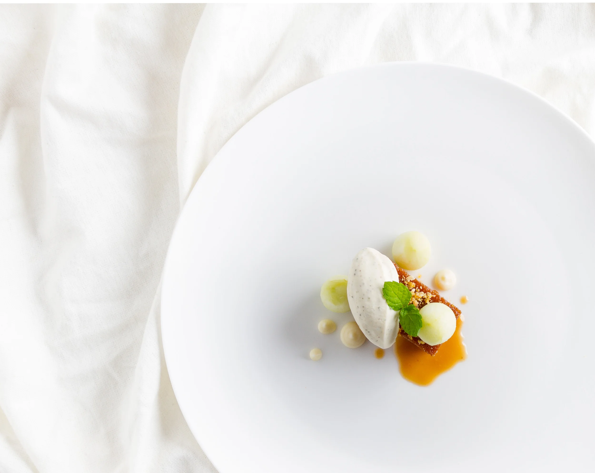 Sponge cake and apple