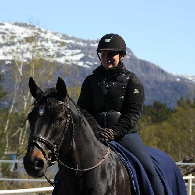 Linn Kristin med hesten sin Fabriano