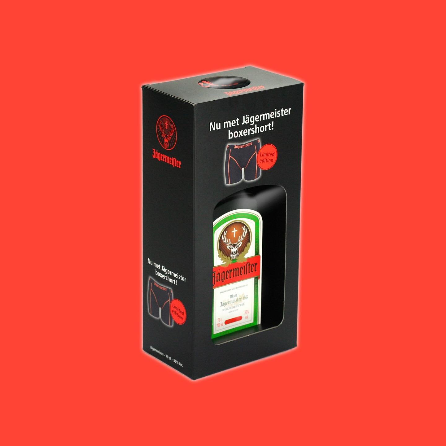 Window dressing! This box for @jagermeisternl reveals its content but won&rsquo;t let you touch it.
.
.
#promopack #again #verpakkingen #packagingdesign #packaging #jagermeister #boxershorts #windows #windowshopping