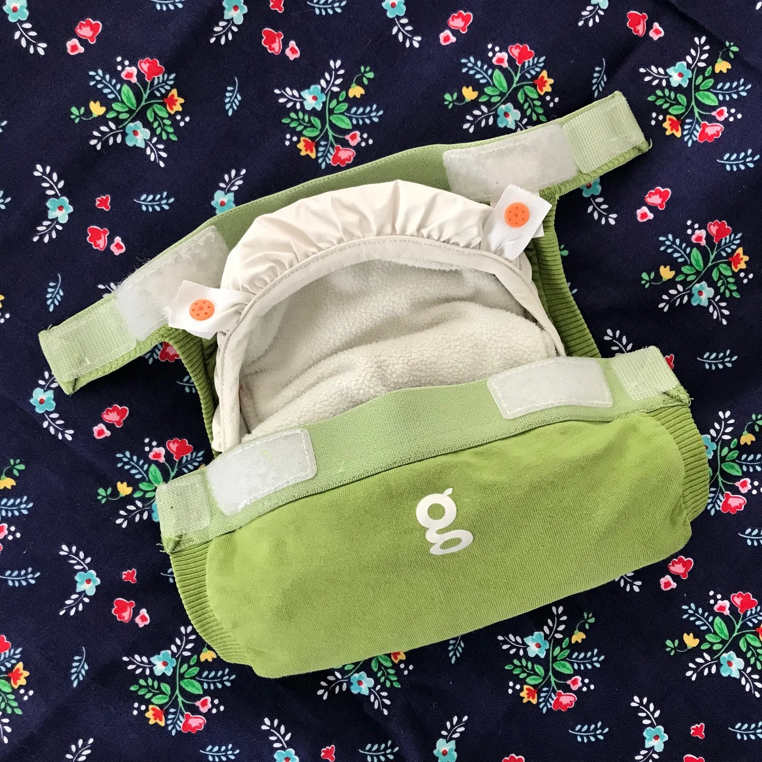 The gDiaper all together ready to use. TIP : fold the Velcro over before throwing them in the washer or else they will attach to everything.